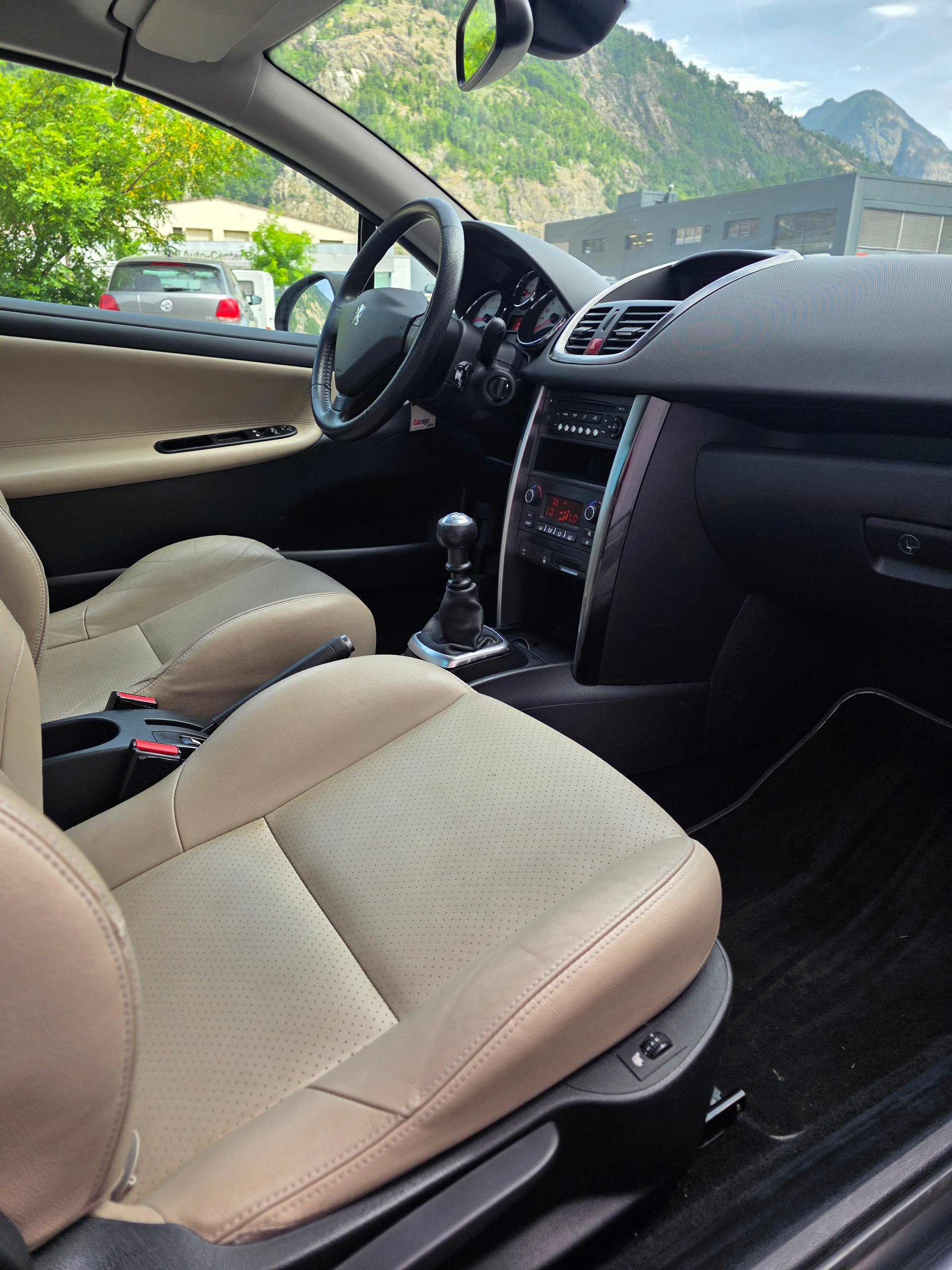 PEUGEOT 207 CC 1.6 16V Turbo Swiss Edition-image-8