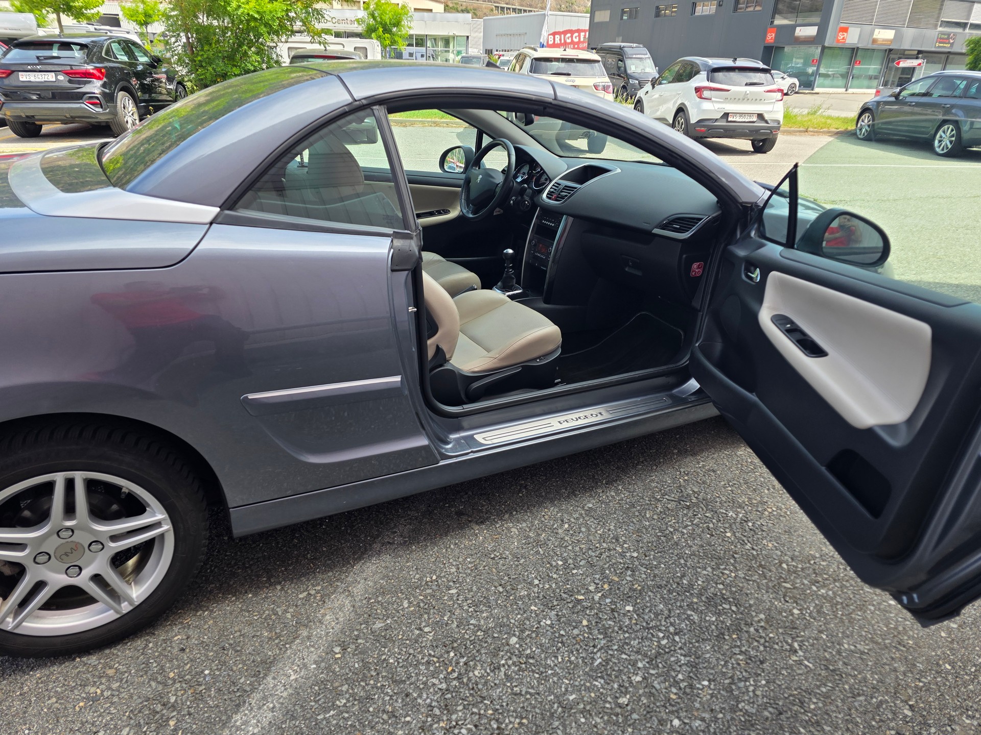 PEUGEOT 207 CC 1.6 16V Turbo Swiss Edition-image-10