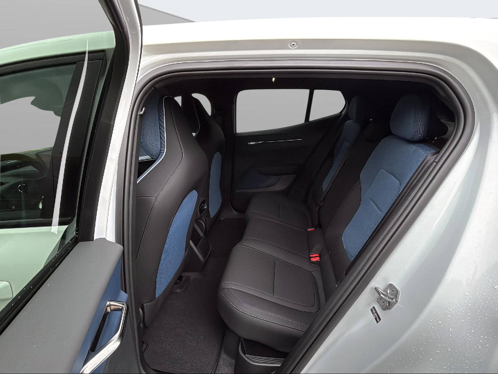 VOLVO EX30 E60 69kWh Single Motor Extended Range Plus-image-14