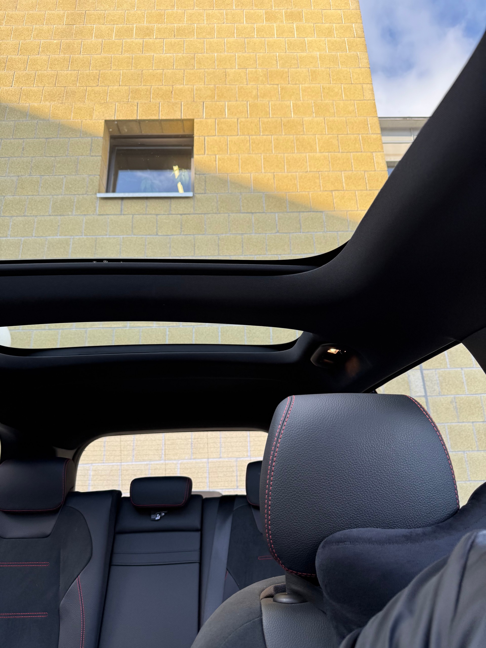 MERCEDES-BENZ GLB 220 d AMG Line 4matic-image-4