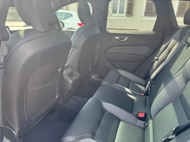 VOLVO XC60 2.0 B5 MH Black Edition AWD-image-10