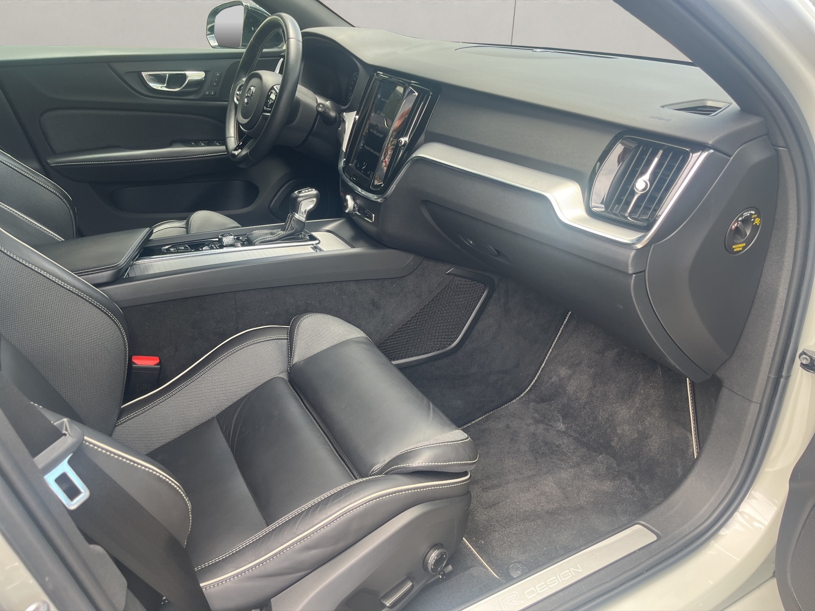 VOLVO V60 2.0 T5 R-Design-image-6