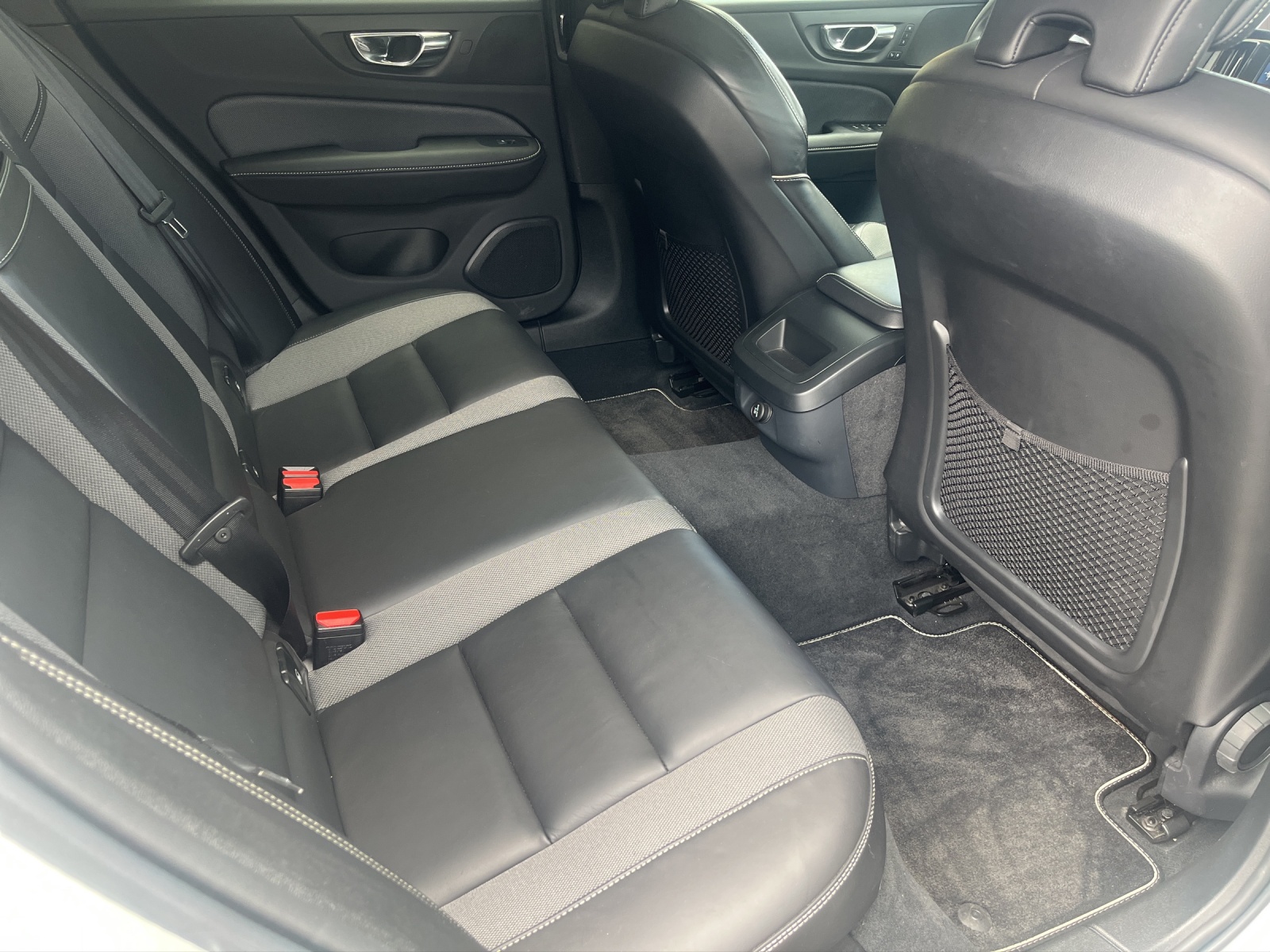 VOLVO V60 2.0 T5 R-Design-image-5