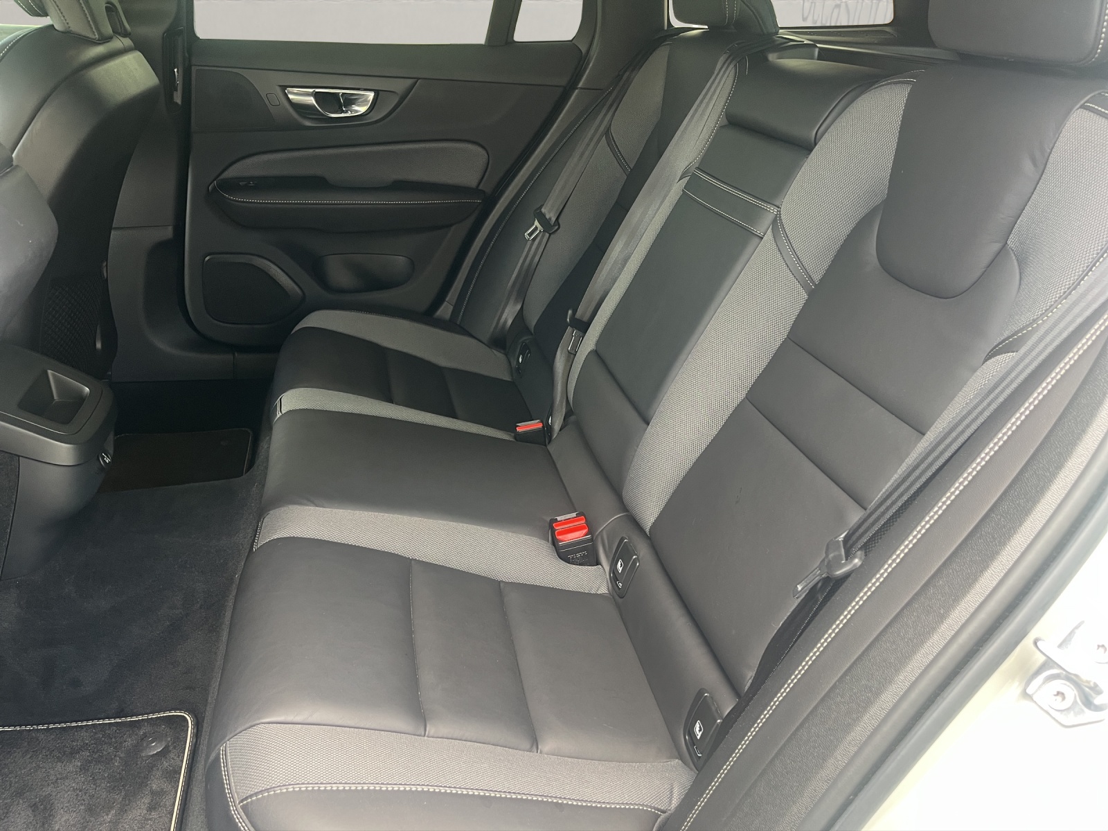 VOLVO V60 2.0 T5 R-Design-image-1
