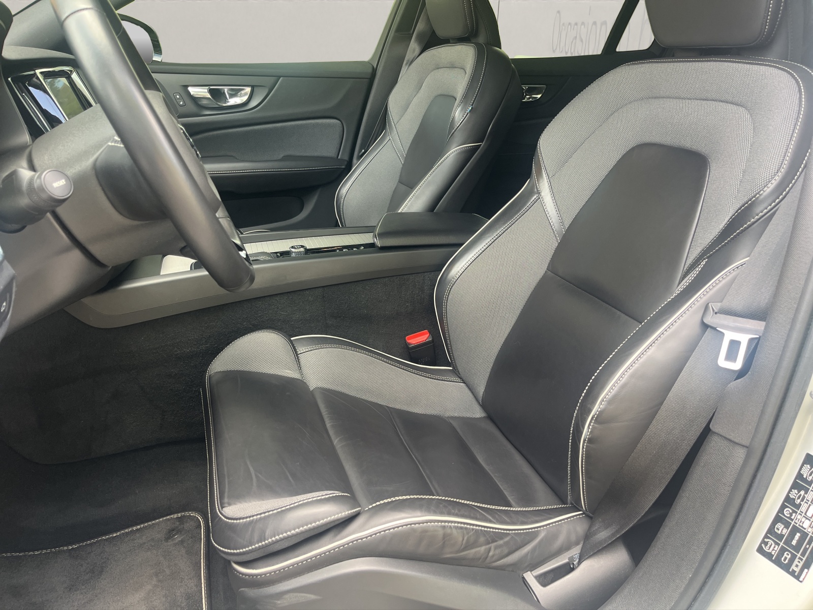 VOLVO V60 2.0 T5 R-Design-image-2