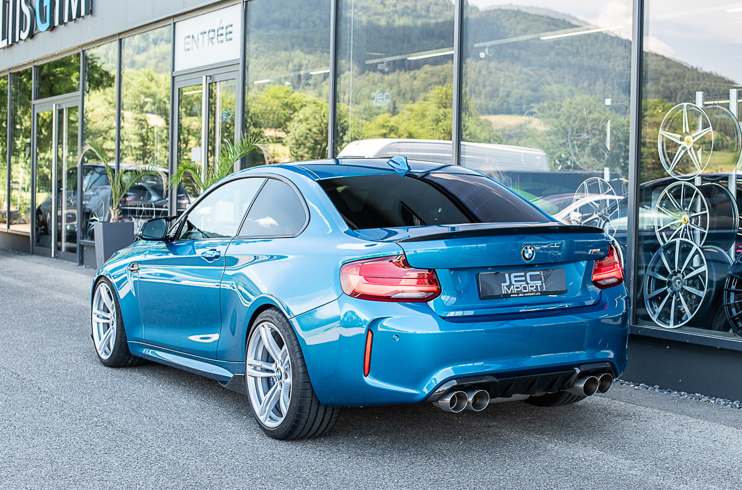 BMW M2-showroom-element-3