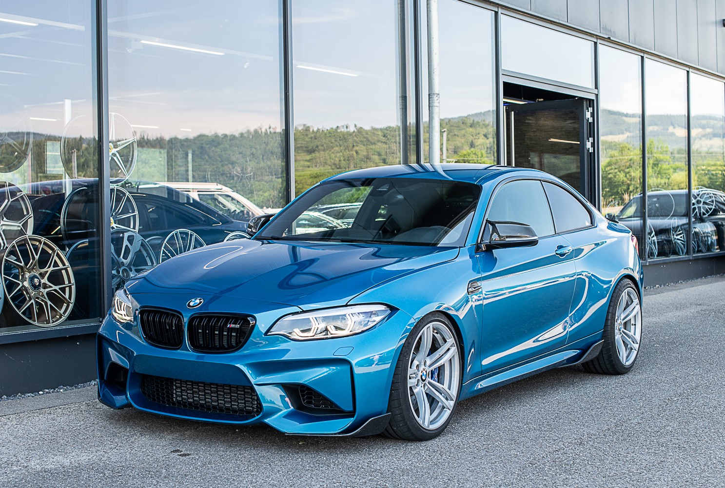 BMW M2-showroom-element-1