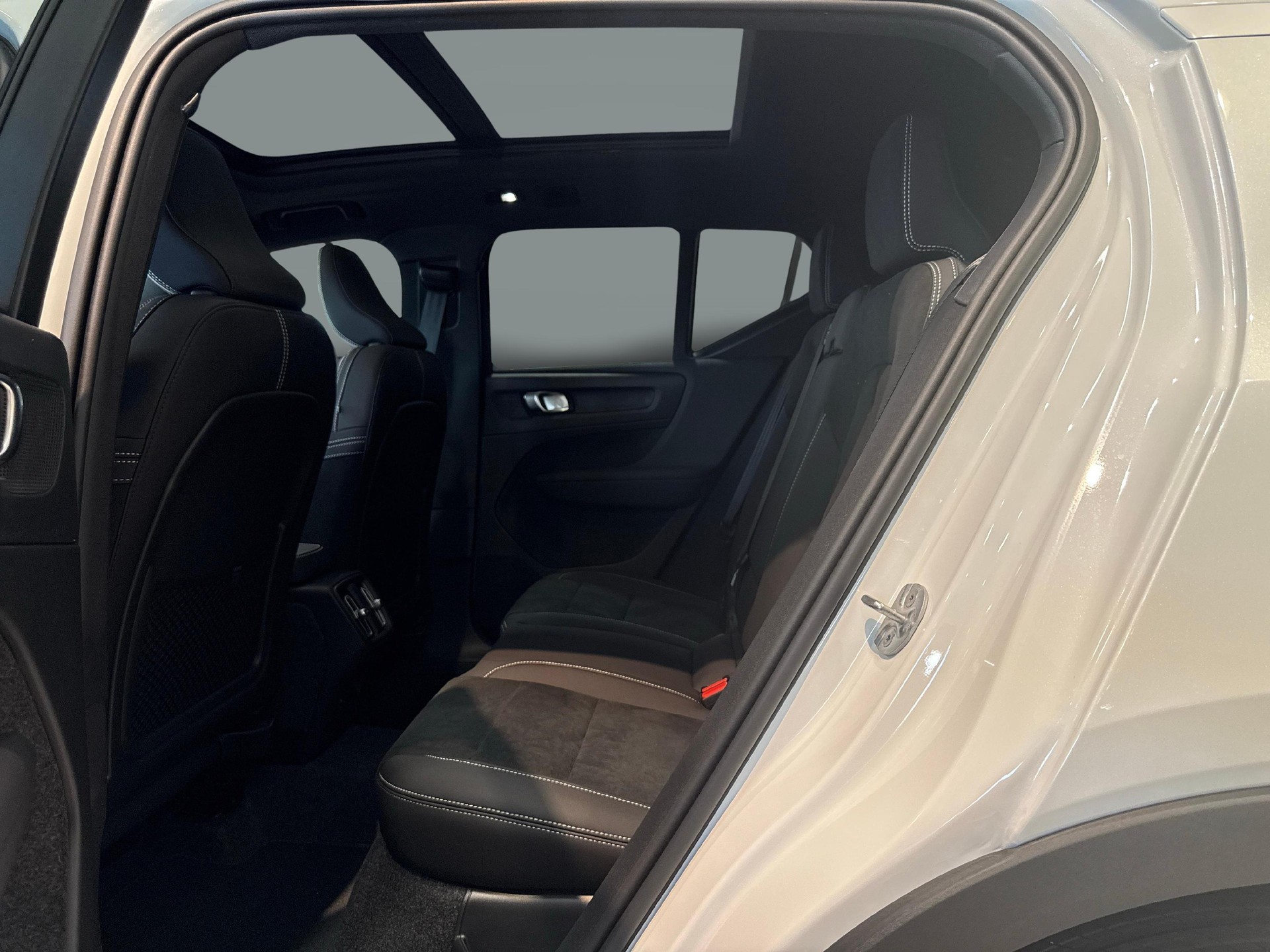 VOLVO XC40 2.0 B3 MH Plus Dark-image-6