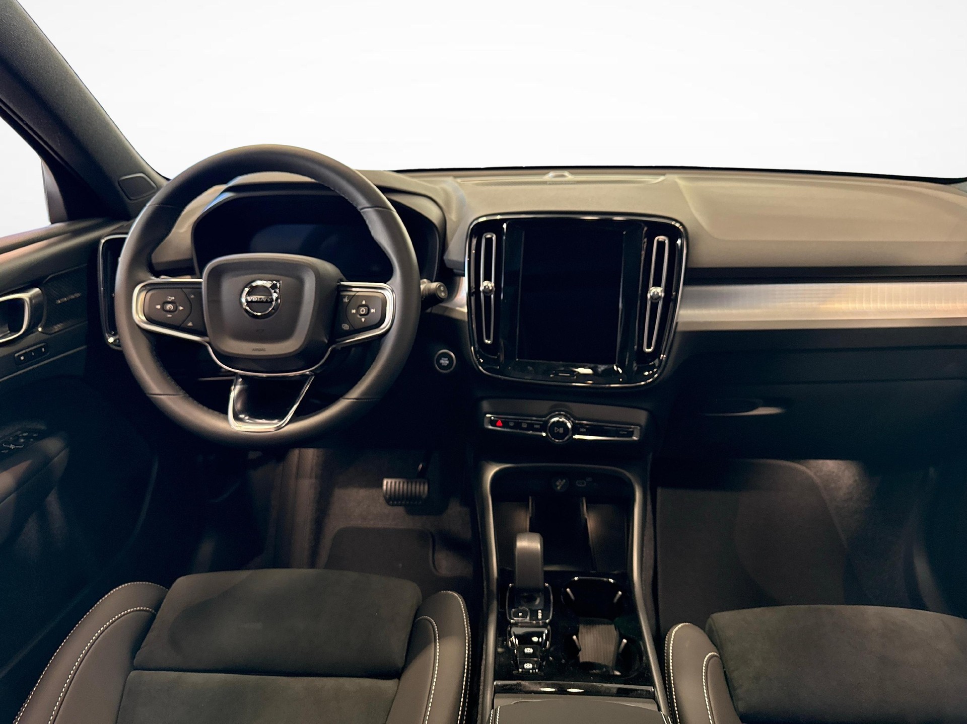 VOLVO XC40 2.0 B3 MH Plus Dark-image-8