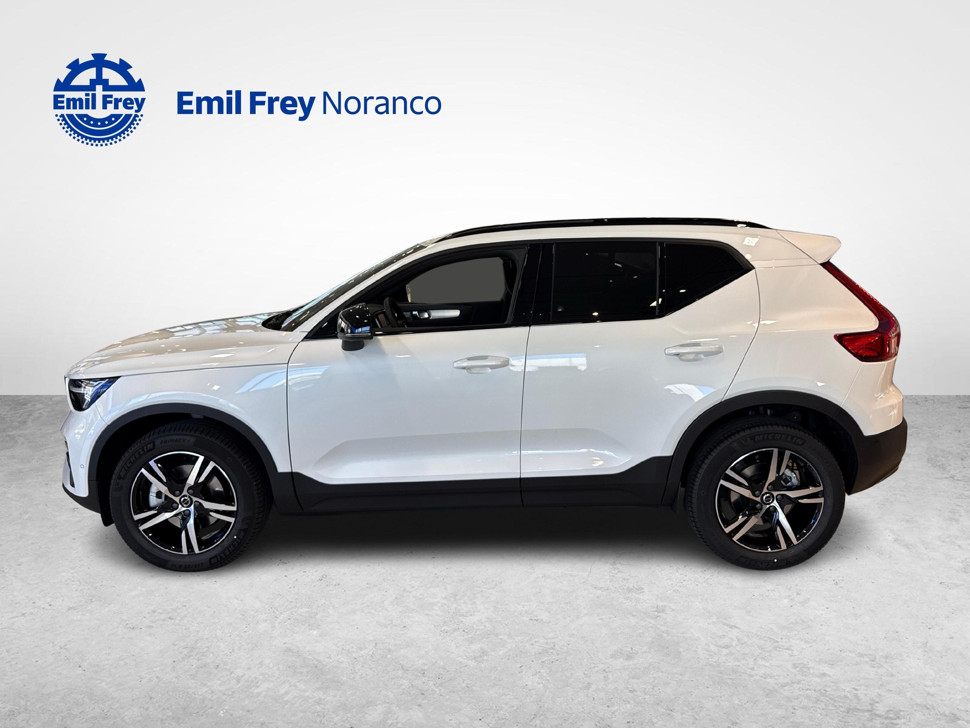 VOLVO XC40 2.0 B3 MH Plus Dark-image-2