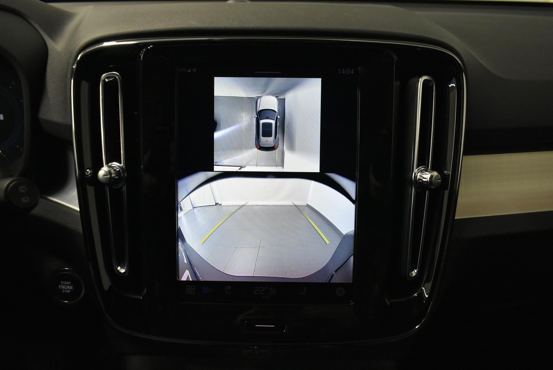 VOLVO XC40 2.0 B3 MH Plus Dark-image-14