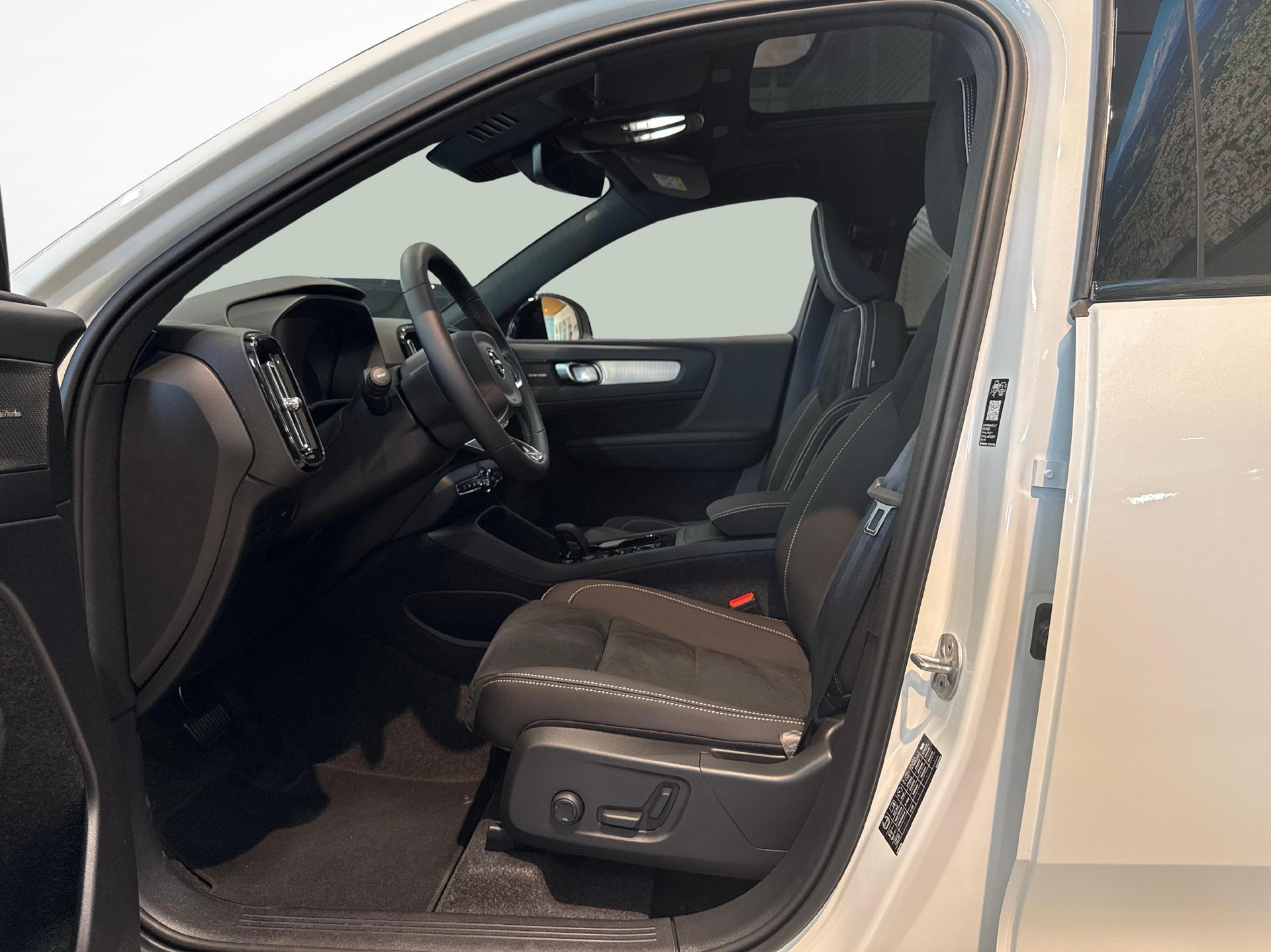 VOLVO XC40 2.0 B3 MH Plus Dark-image-5
