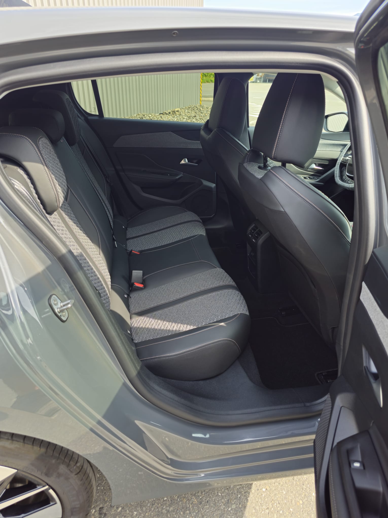 PEUGEOT 308 1.2 HEV 145 GT-image-9