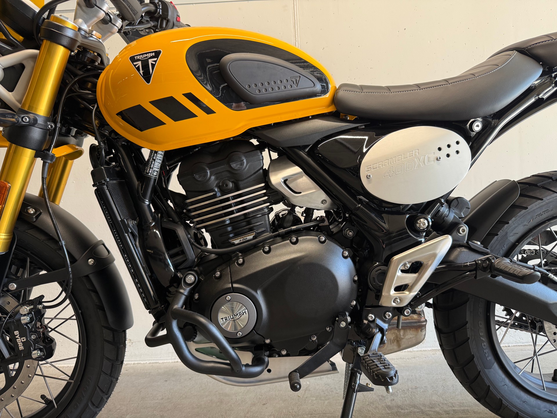 TRIUMPH 400 XC-showroom-element-3