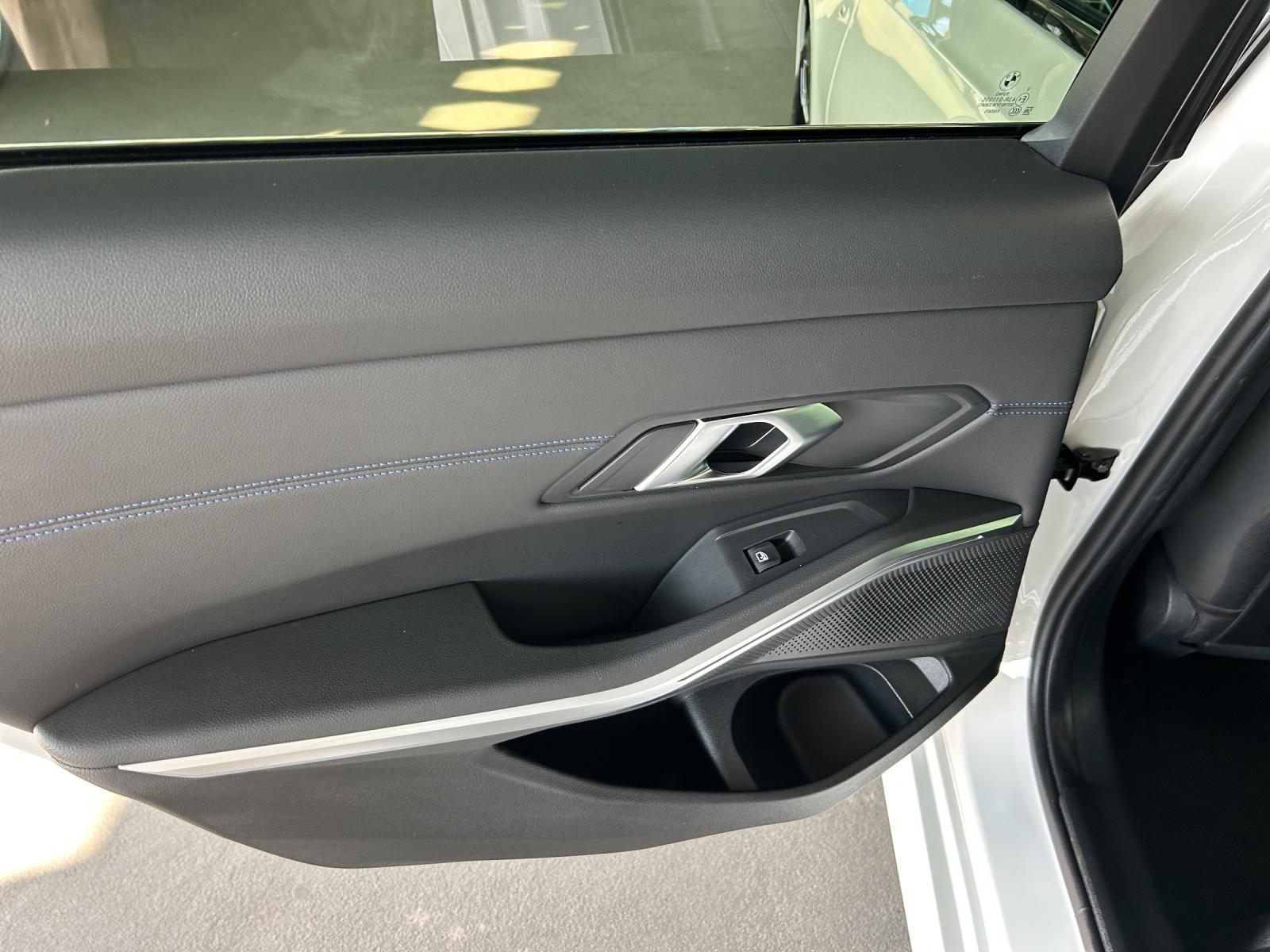 BMW 320d xDrive SAG Touring-image-25