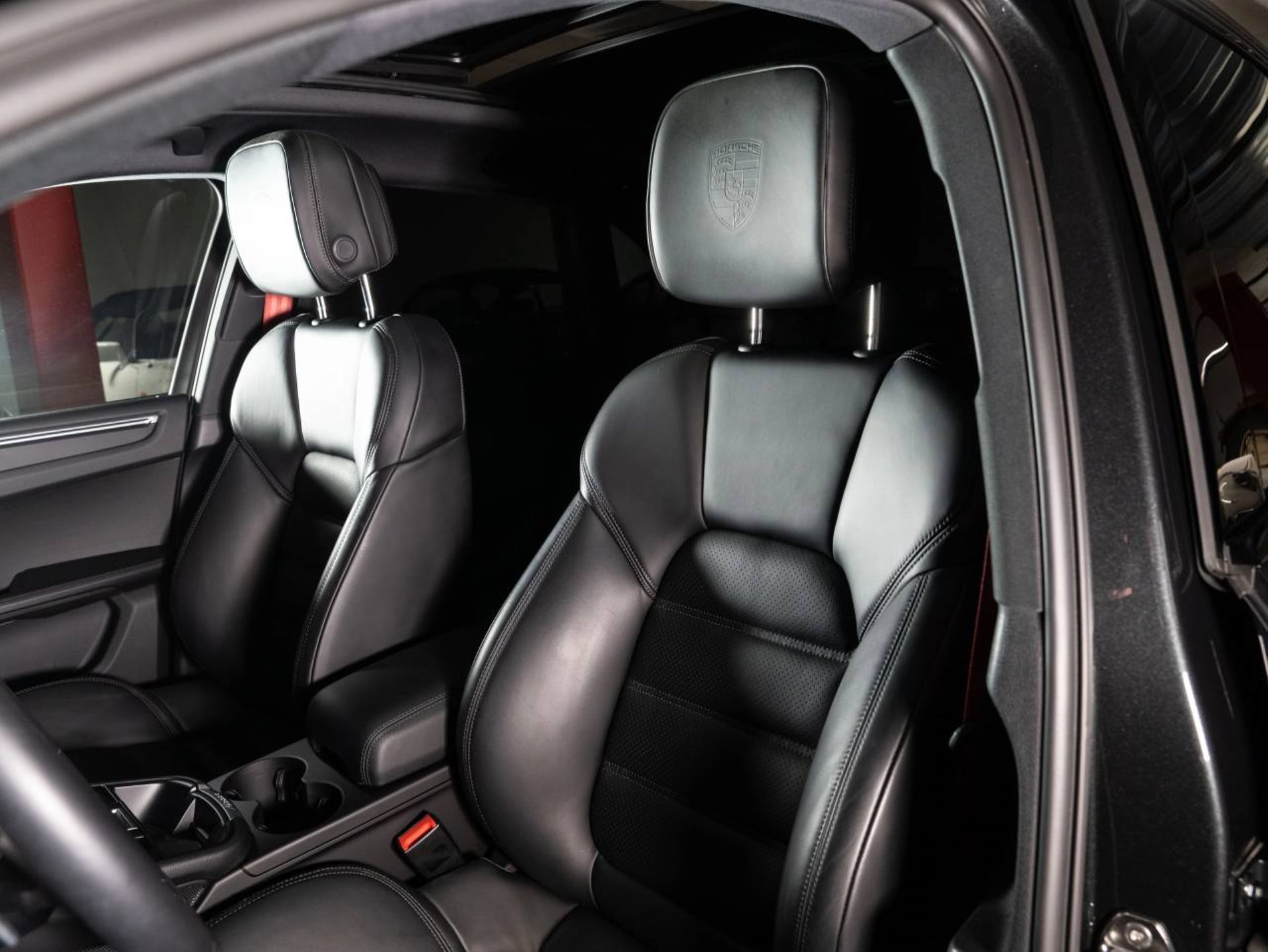 PORSCHE Macan T-image-4