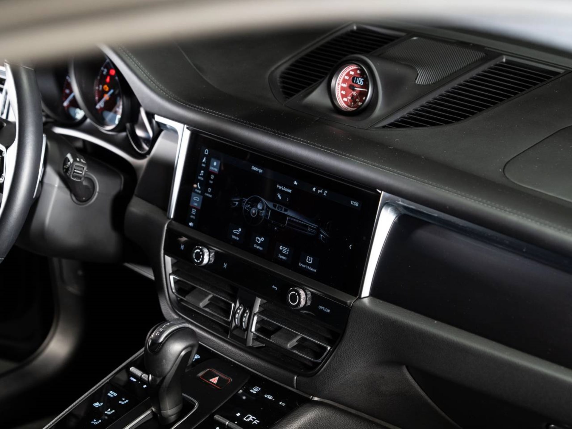 PORSCHE Macan T-image-14