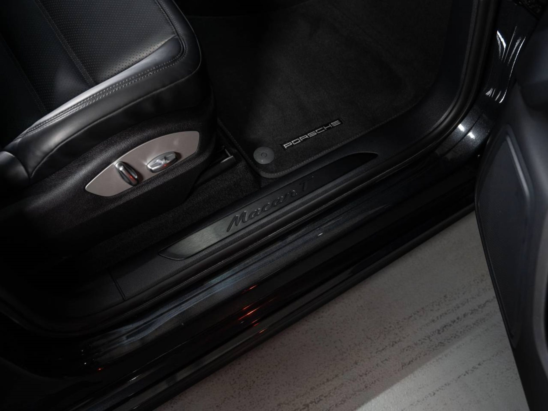 PORSCHE Macan T-image-17