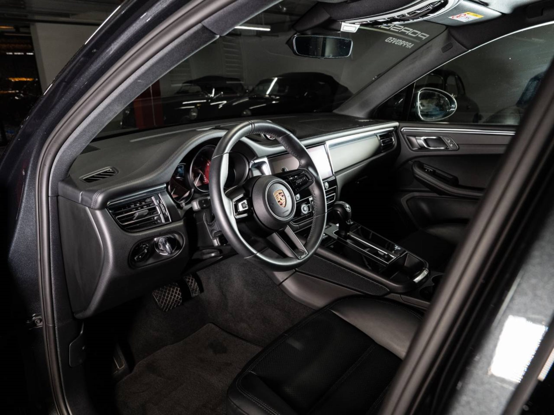 PORSCHE Macan T-showroom-element-3