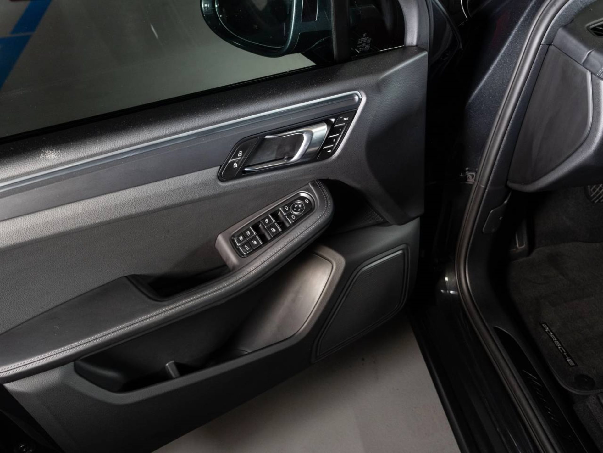 PORSCHE Macan T-image-15