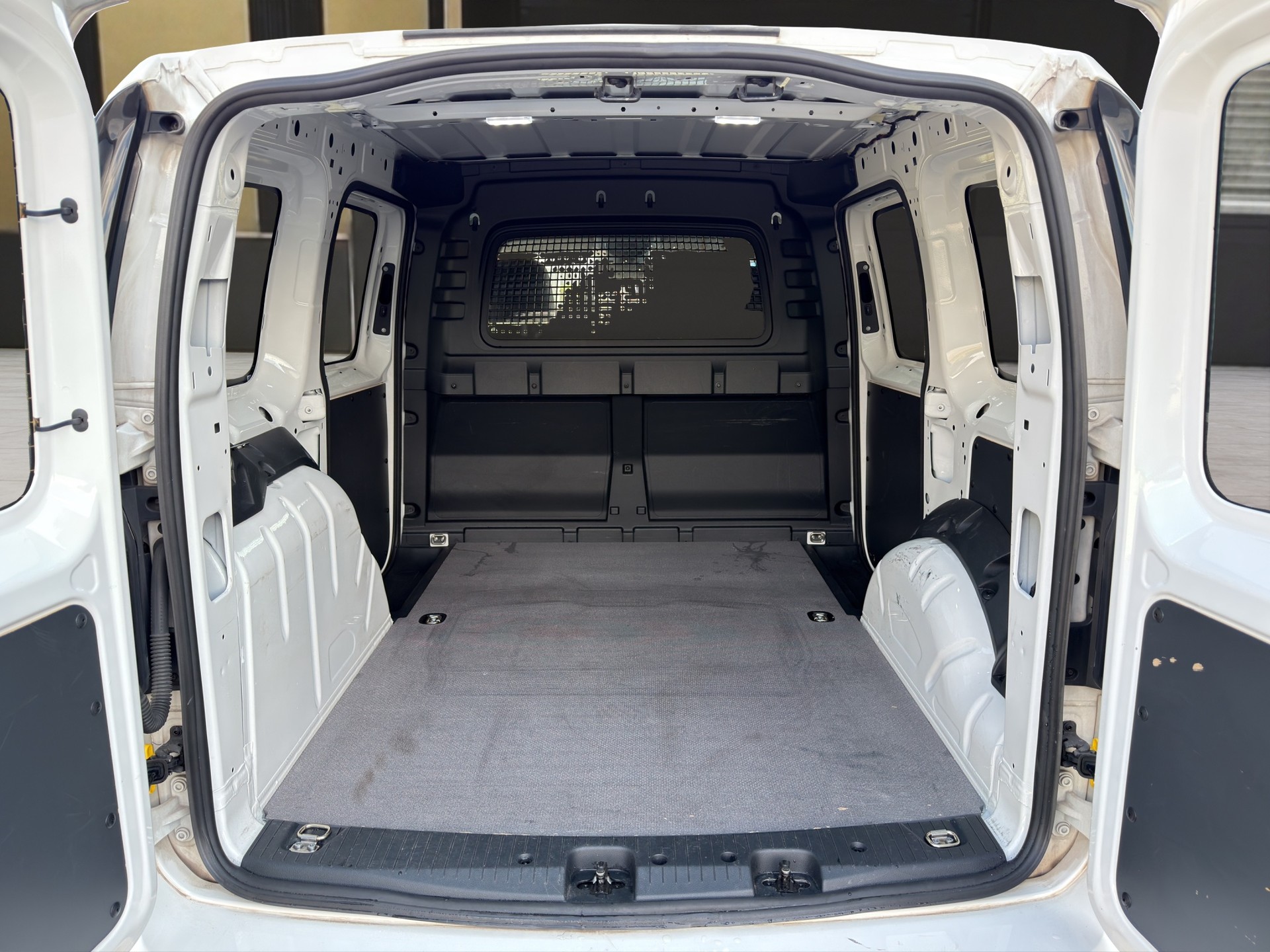 VW Caddy Cargo 2.0TDI DSG-image-14