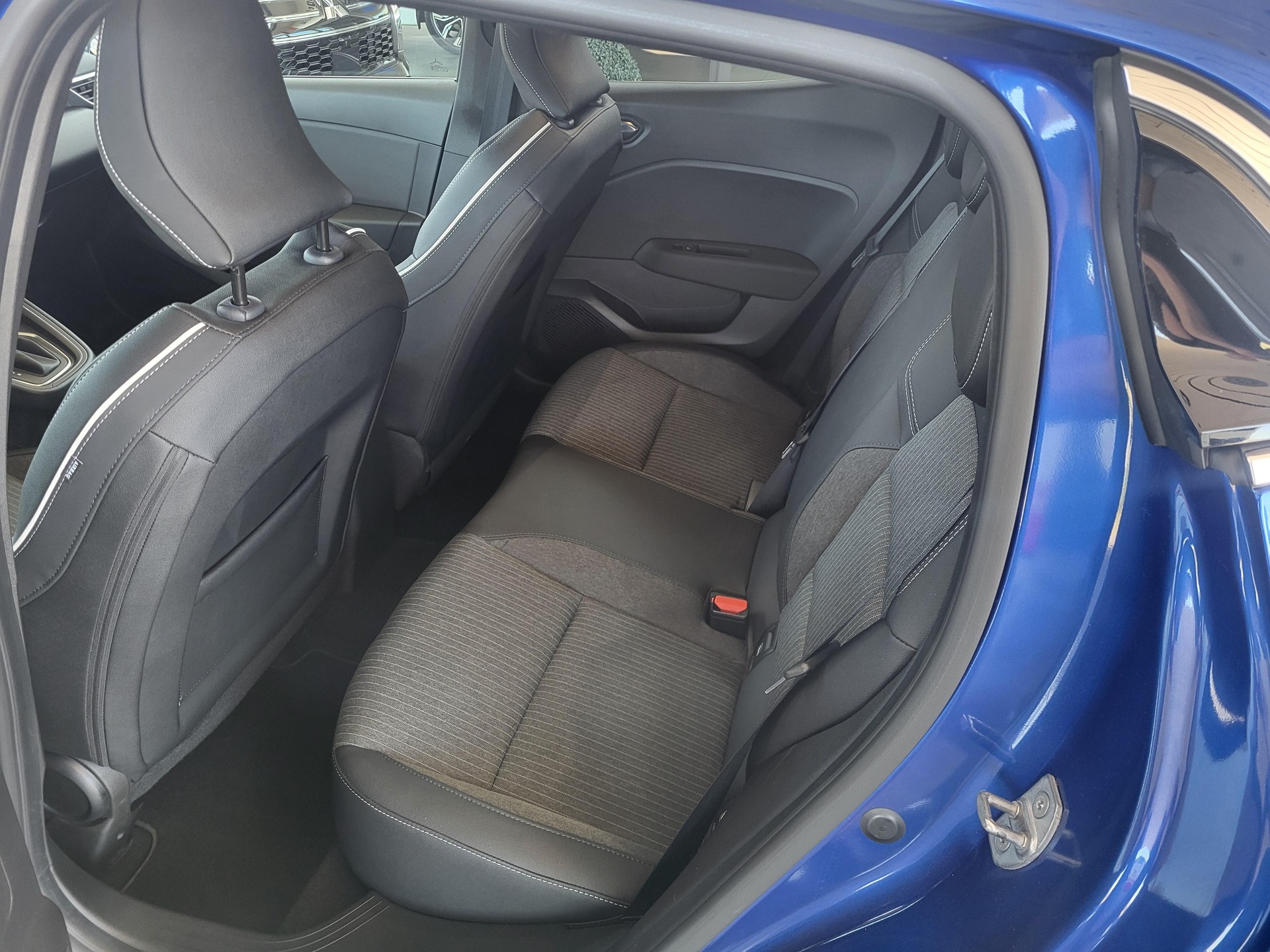 MITSUBISHI Colt 1.6 HEV Instyle-image-6