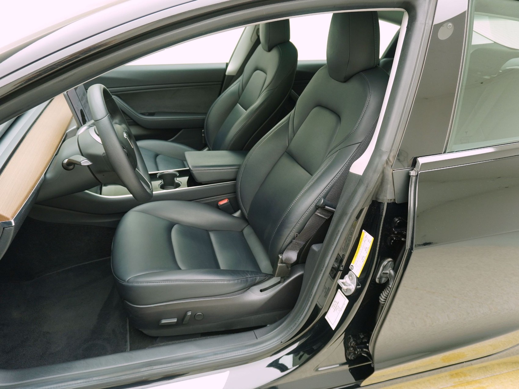TESLA Model 3 Performance D-image-8