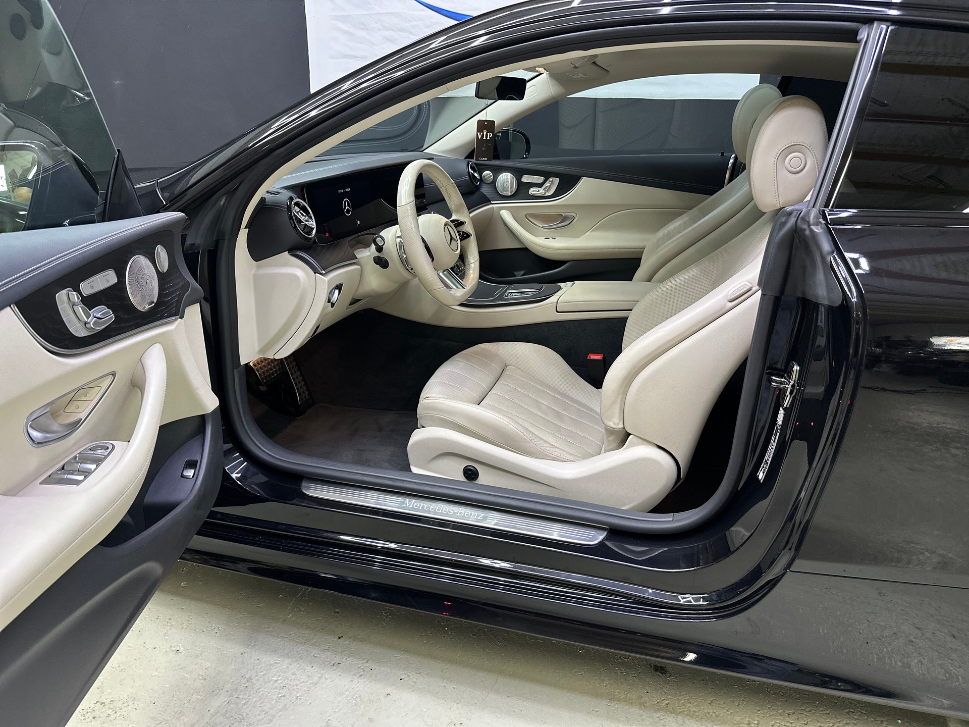 MERCEDES-BENZ E 200 Coupé 4Matic AMG Line 9G-Tronic-image-10