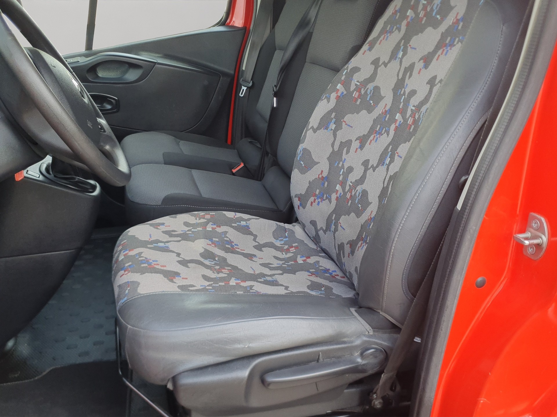 RENAULT Trafic 2.0 Energy dCi 120 3.0t Business L2H1-image-10