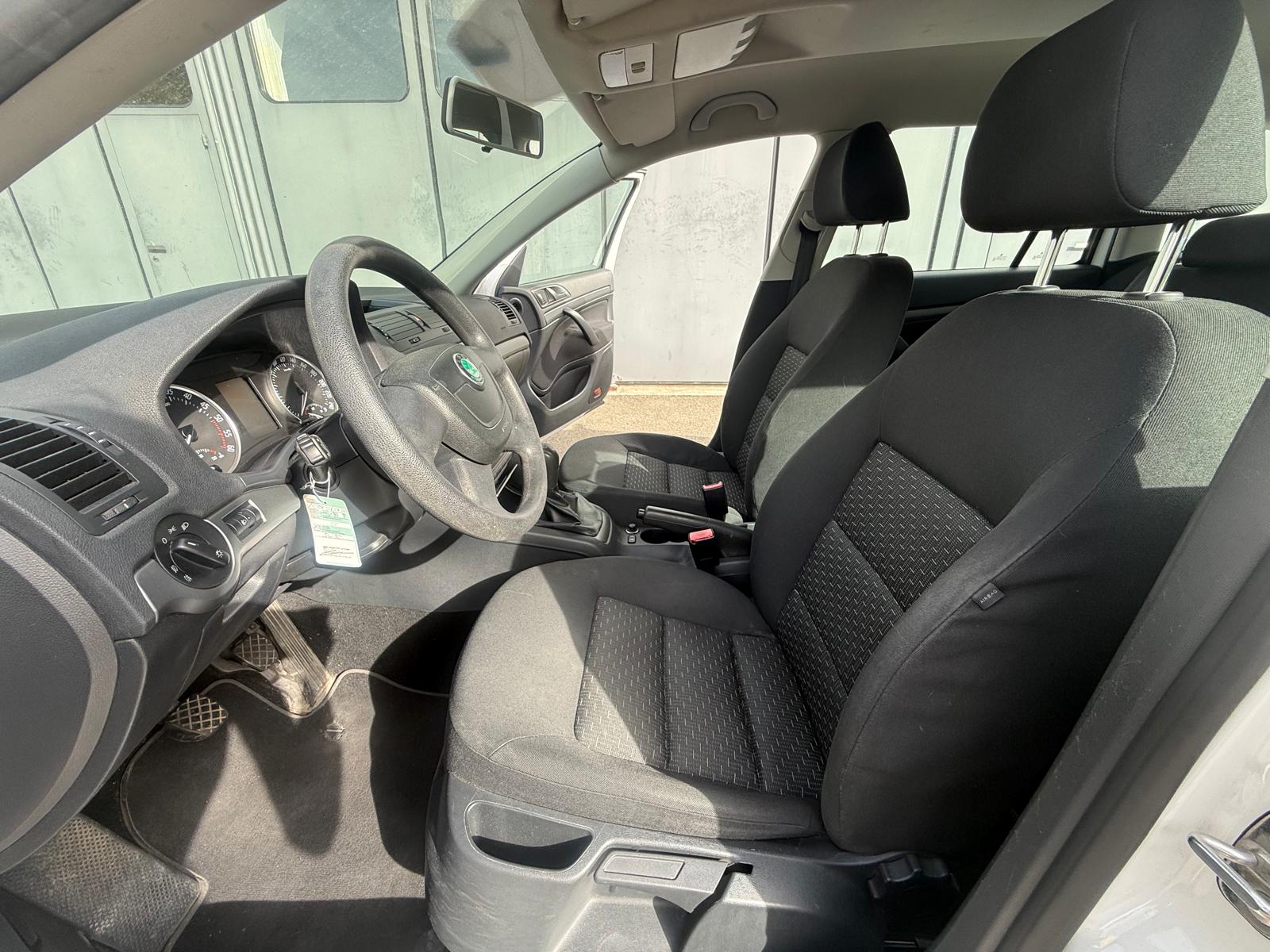 SKODA Octavia Combi 1.6 TDI Ambiente-image-11