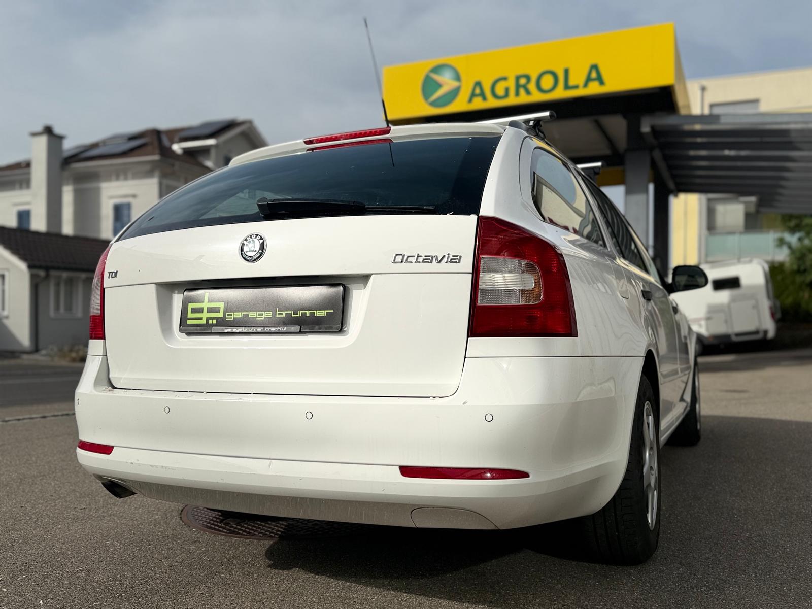 SKODA Octavia Combi 1.6 TDI Ambiente-image-7