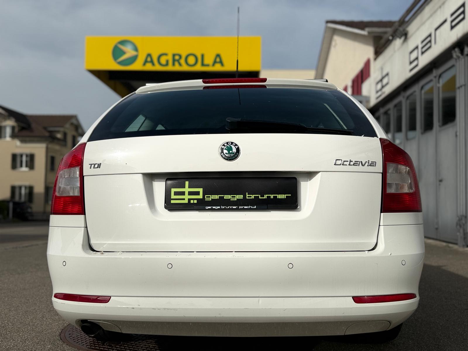 SKODA Octavia Combi 1.6 TDI Ambiente-image-8