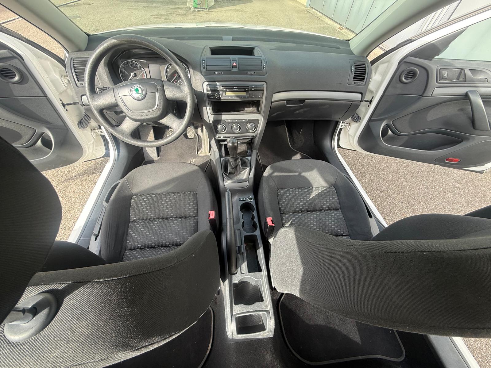 SKODA Octavia Combi 1.6 TDI Ambiente-image-12
