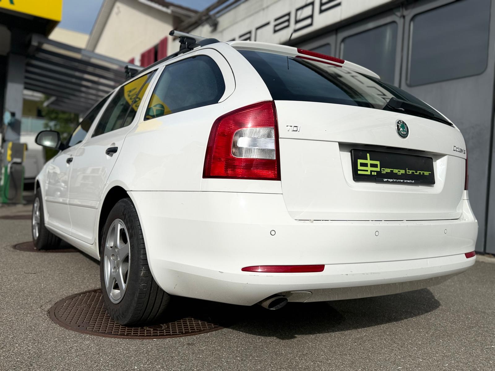 SKODA Octavia Combi 1.6 TDI Ambiente-image-4