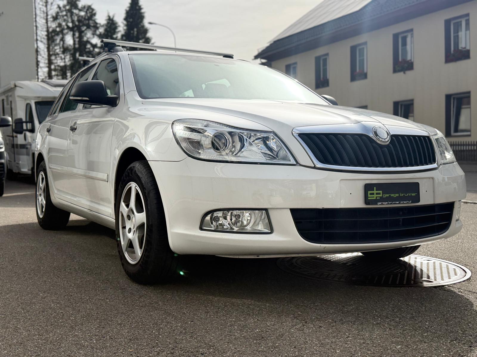 SKODA Octavia Combi 1.6 TDI Ambiente-image-2
