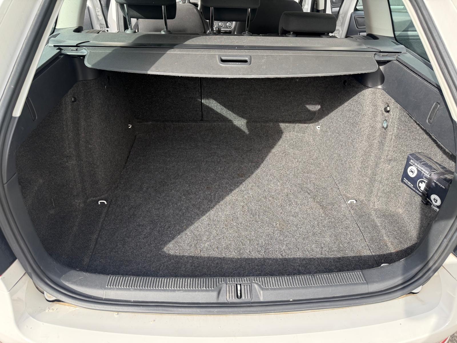 SKODA Octavia Combi 1.6 TDI Ambiente-image-10