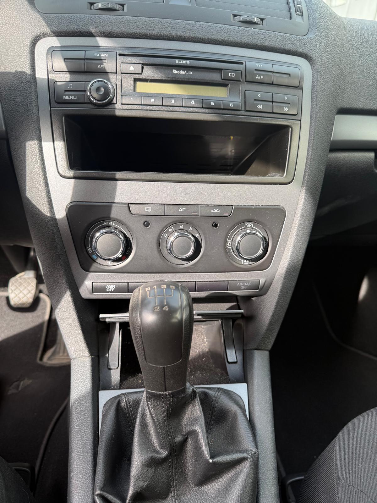SKODA Octavia Combi 1.6 TDI Ambiente-image-15