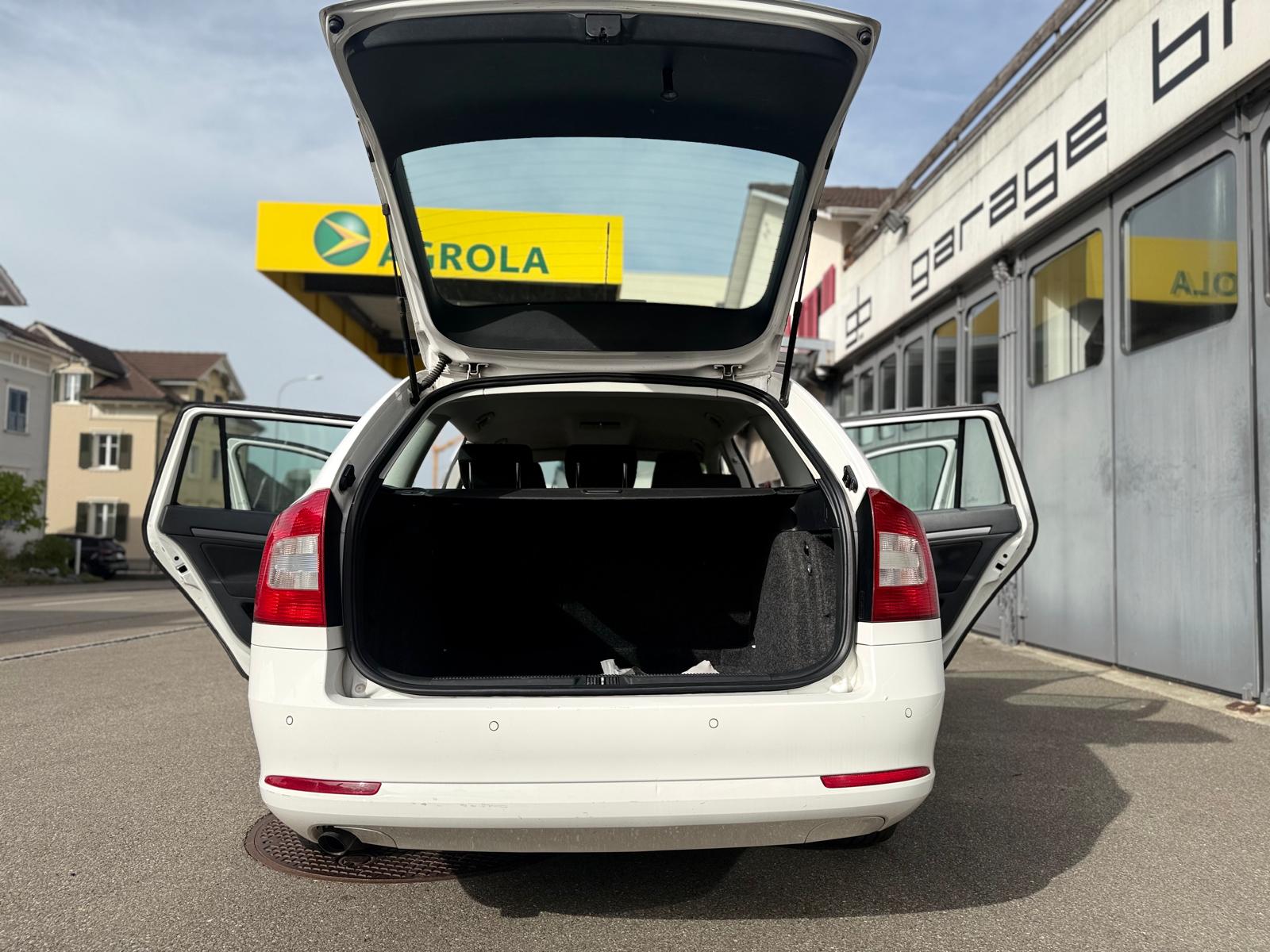 SKODA Octavia Combi 1.6 TDI Ambiente-image-5