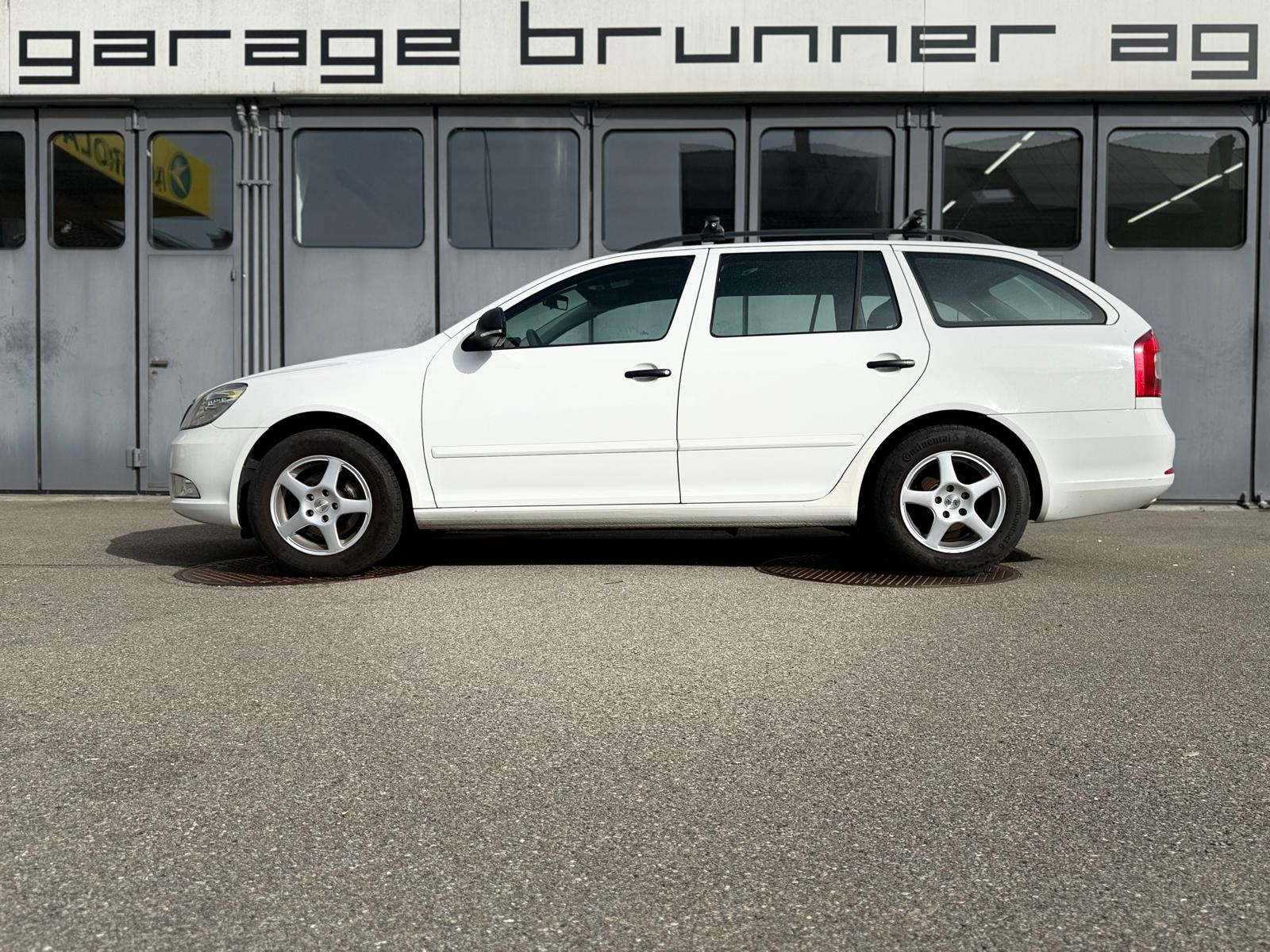SKODA Octavia Combi 1.6 TDI Ambiente-image-0