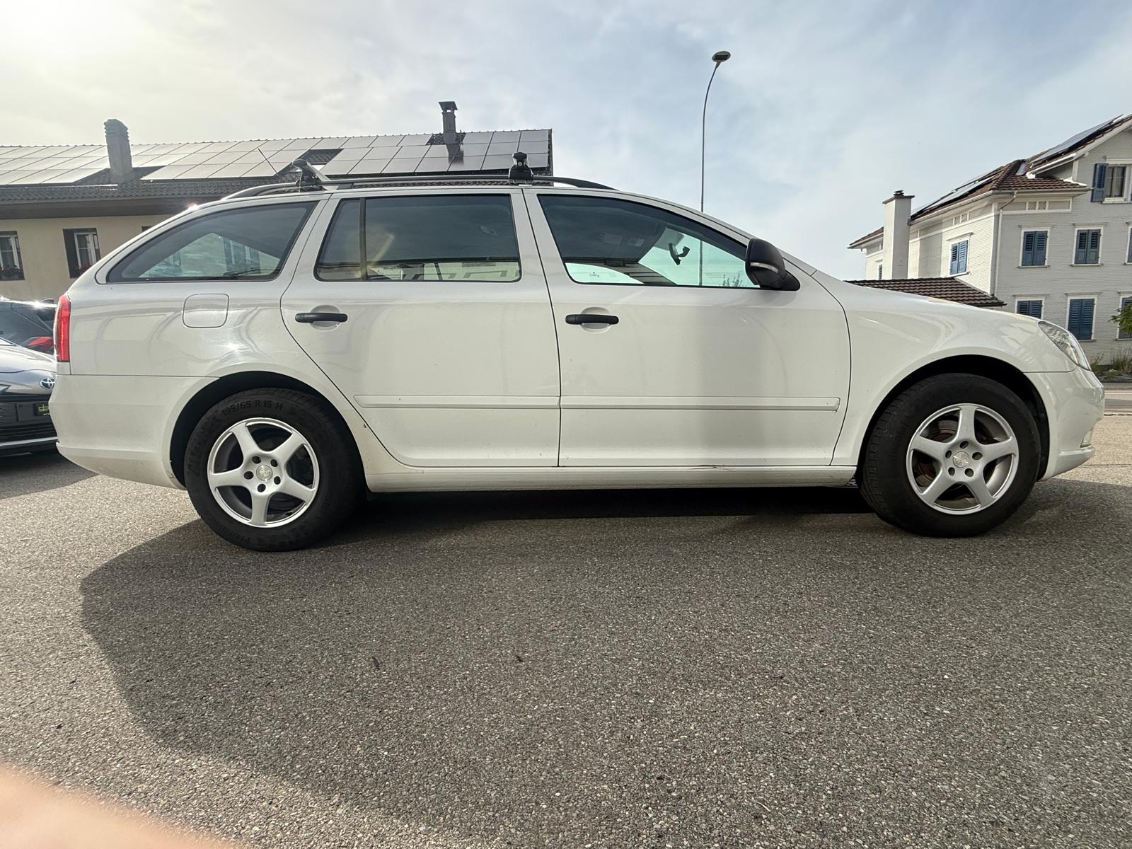 SKODA Octavia Combi 1.6 TDI Ambiente-image-9