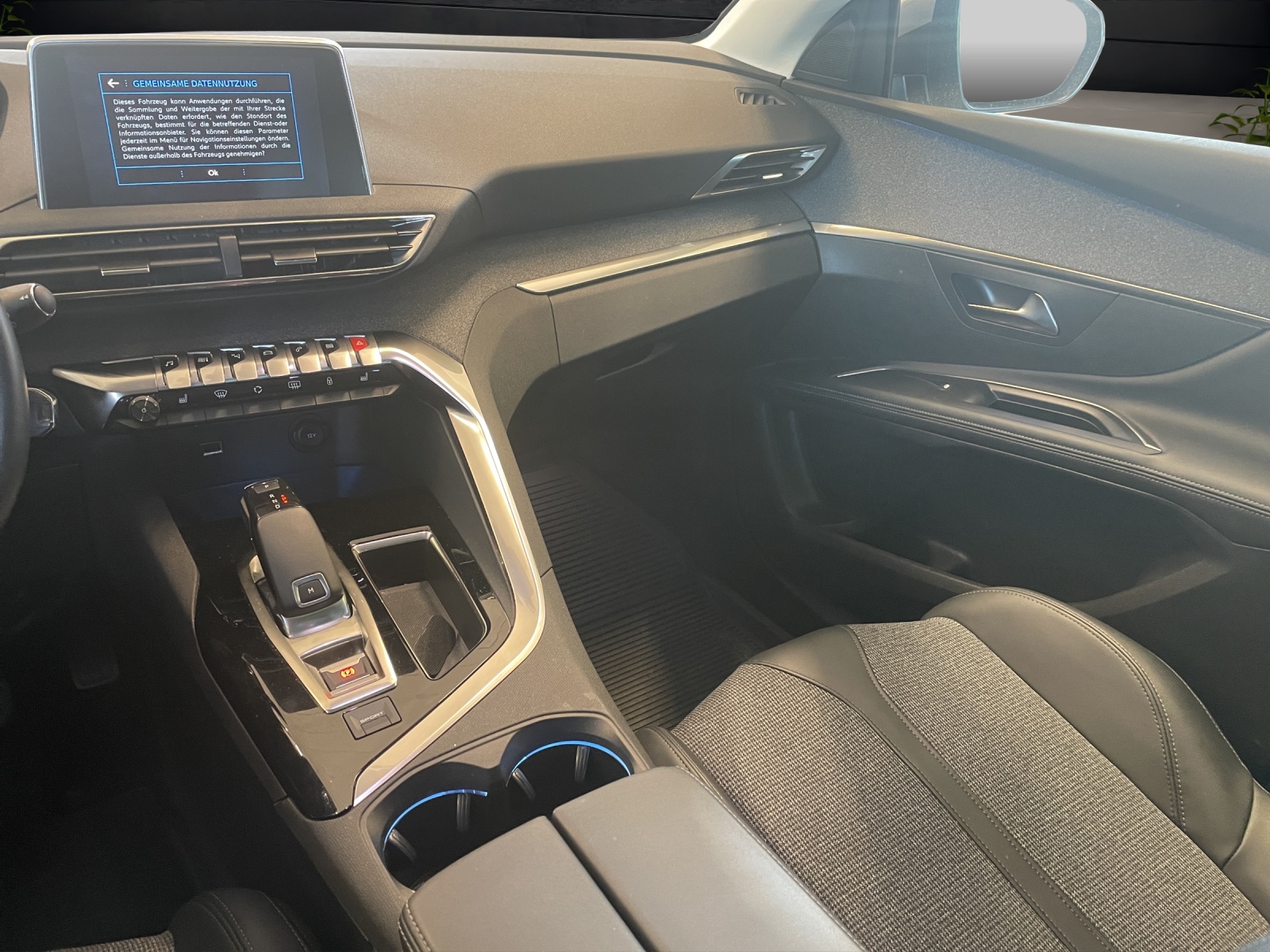 PEUGEOT 5008 1.6 PureTech Allure-image-6