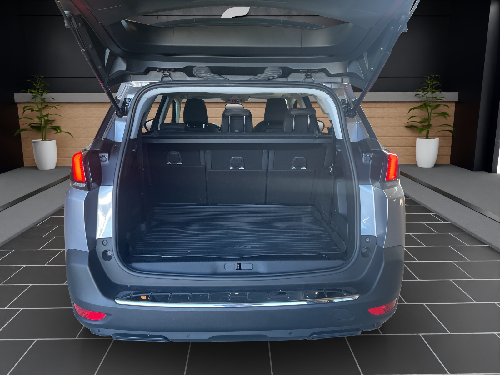 PEUGEOT 5008 1.6 PureTech Allure-image-8