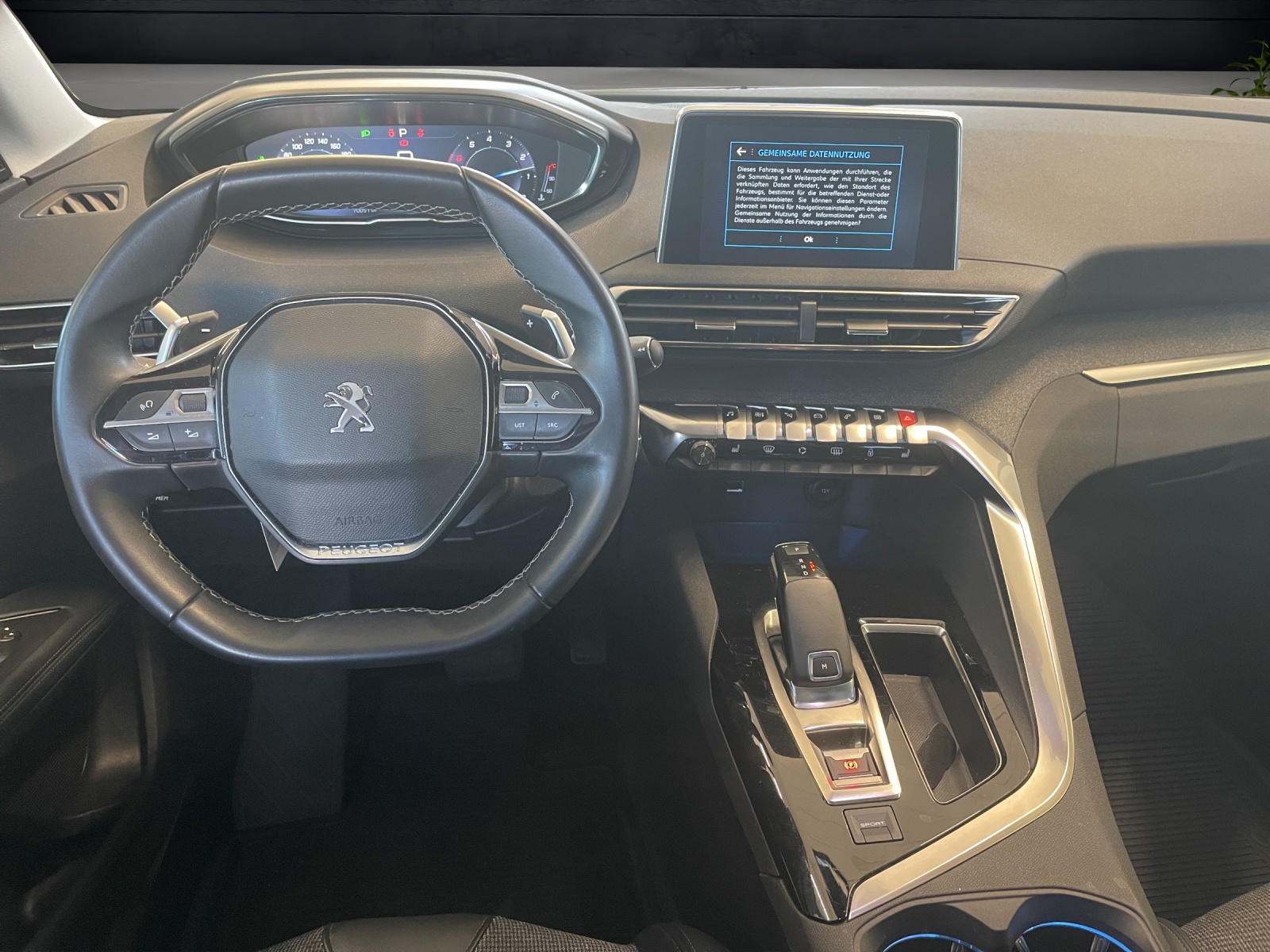 PEUGEOT 5008 1.6 PureTech Allure-image-5