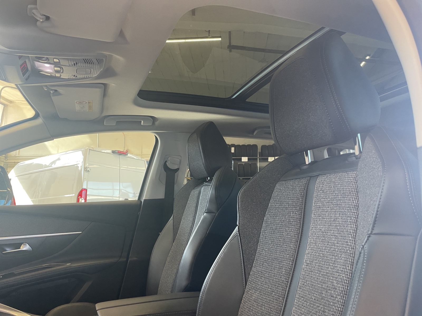 PEUGEOT 5008 1.6 PureTech Allure-image-10