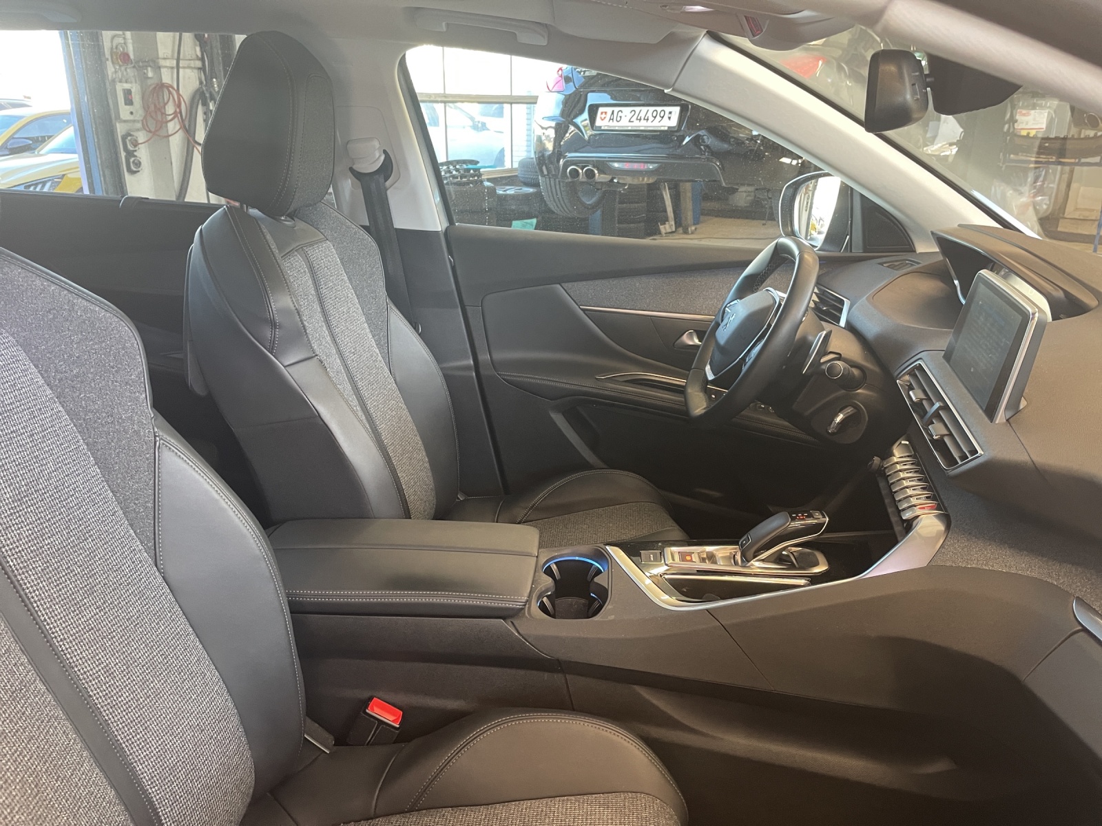 PEUGEOT 5008 1.6 PureTech Allure-image-11