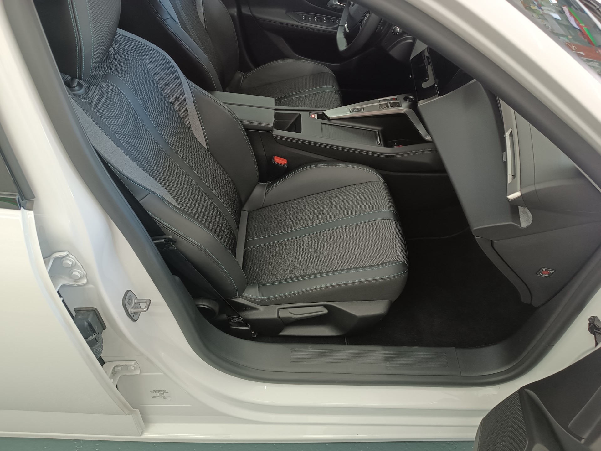 PEUGEOT 308 SW 1.5 BlueHDI Allure Pack EAT8-image-11