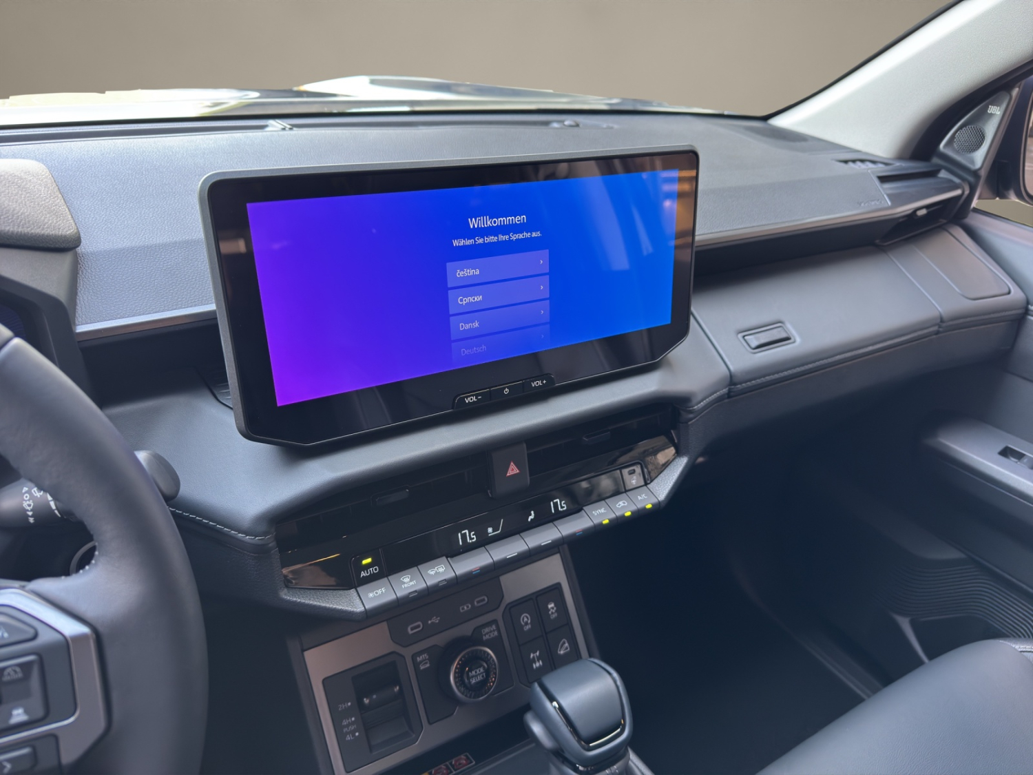 TOYOTA Hilux Double Cab.-Pick-up 2.8 D-4D MHEV 204 Invincible-image-16