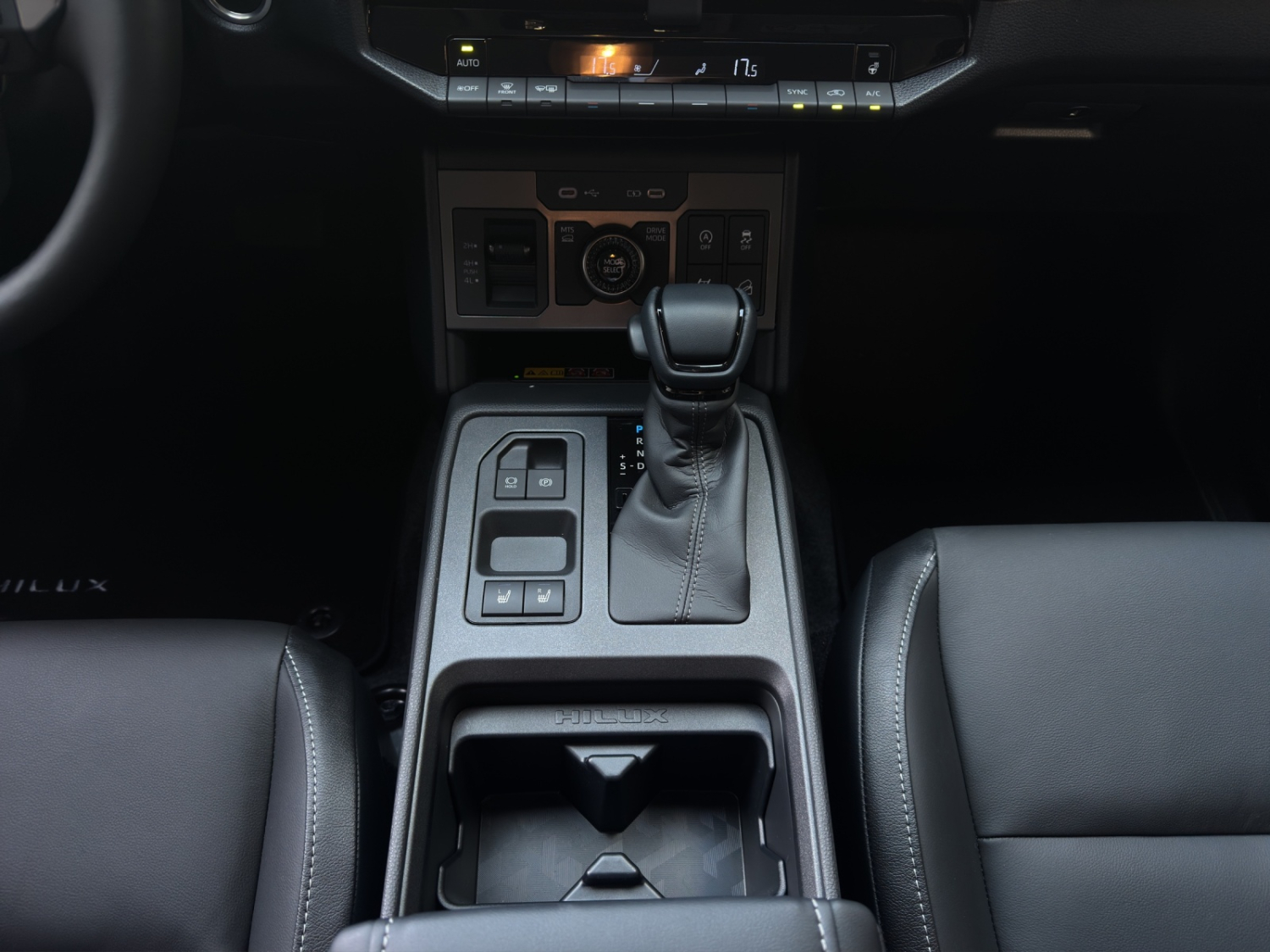 TOYOTA Hilux Double Cab.-Pick-up 2.8 D-4D MHEV 204 Invincible-image-12