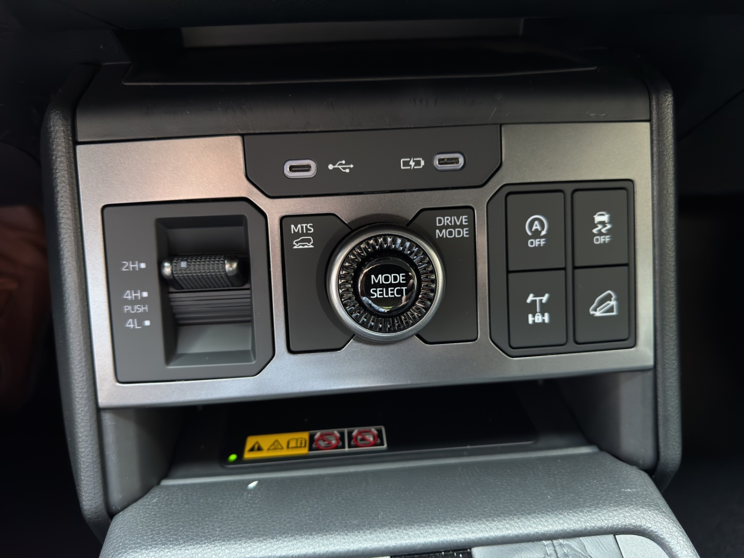 TOYOTA Hilux Double Cab.-Pick-up 2.8 D-4D MHEV 204 Invincible-image-17