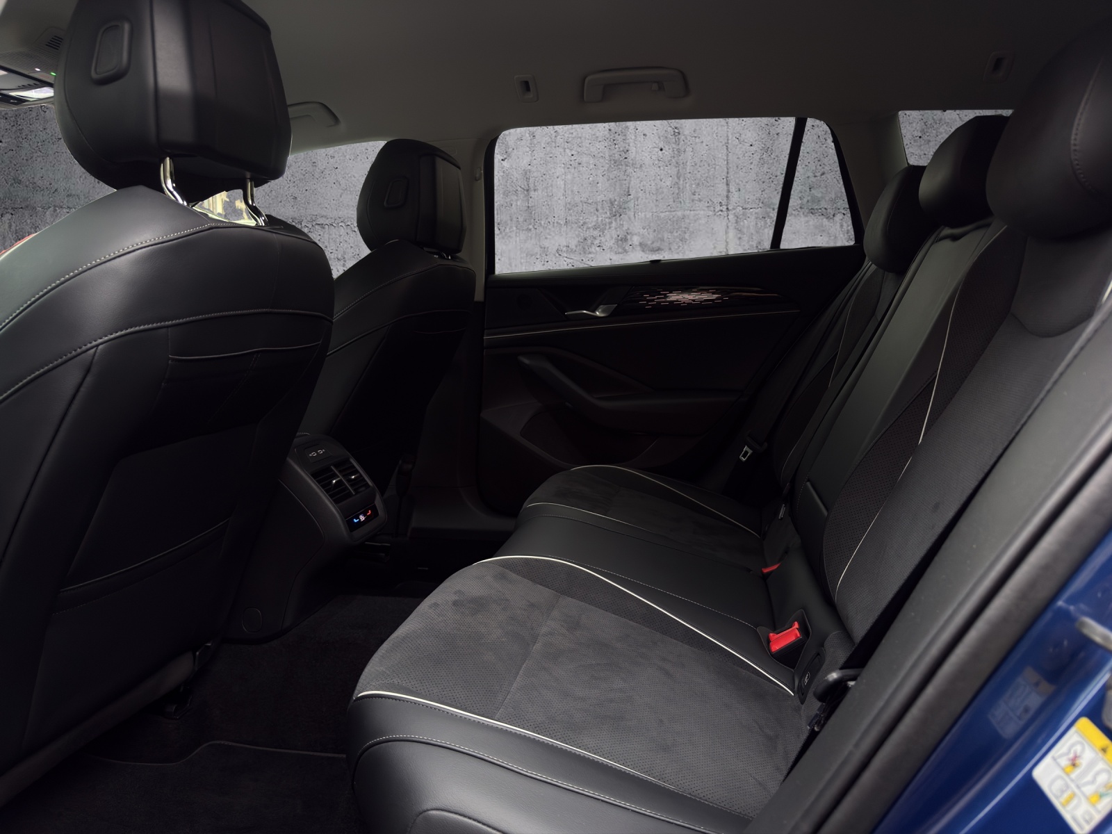 VW Passat Variant 2.0 TDI evo Business 4 Motion DSG *CH-Fahrzeug / Werksgarantie*-image-9